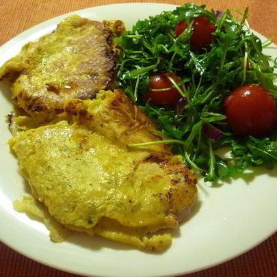 Шницель в пряной горчичной панировке с салатом