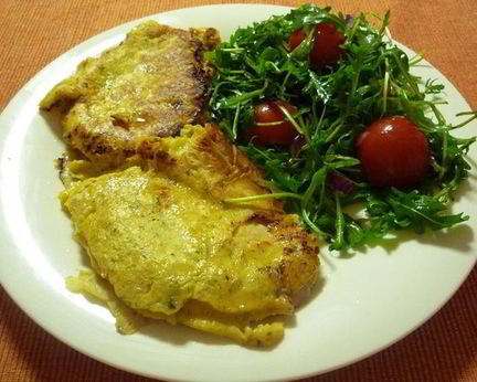 Шницель в пряной горчичной панировке с салатом