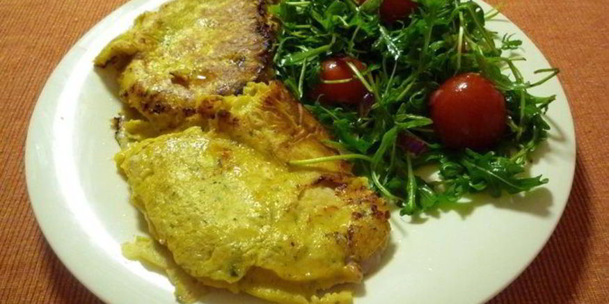Рецепт шницеля в пряной горчичной панировке с салатом