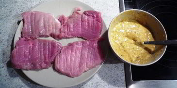 шницель в пряной горчичной панировке с салатом