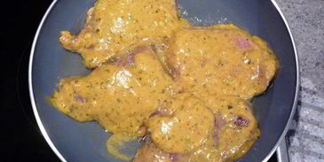 шницель в пряной горчичной панировке с салатом