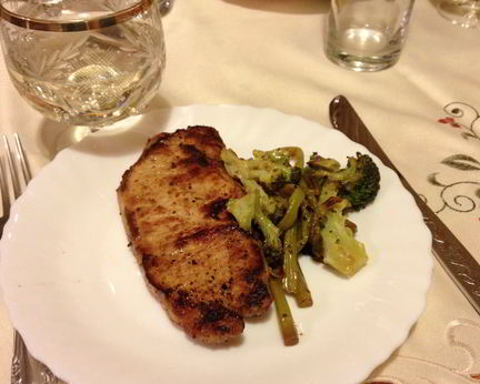 Маринованный стейк из свинины со спаржей