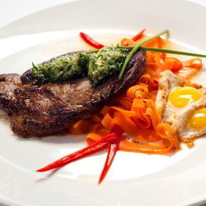 Минутный стейк со смайл-глазуньей