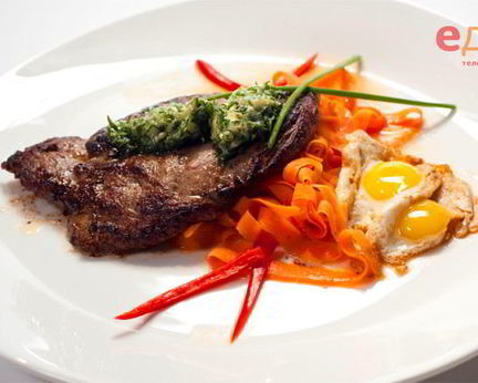 Минутный стейк со смайл-глазуньей