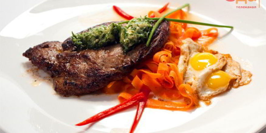 Рецепт минутного стейка со смайл-глазуньей