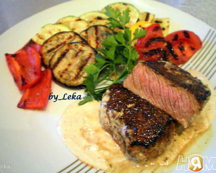 Перечный раундрамб-стейк с грилованными овощами