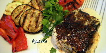 перечный раундрамб-стейк с грилованными овощами