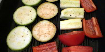 перечный раундрамб-стейк с грилованными овощами