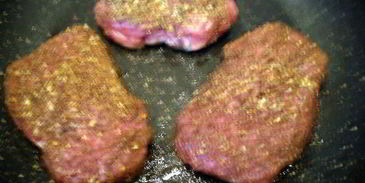 перечный раундрамб-стейк с грилованными овощами