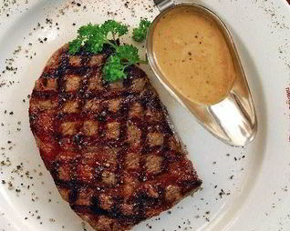 Рибай-стейк на гриле с перечным соусом