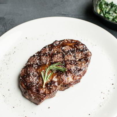 Рибай стейк с припущеным сливочным шпинатом