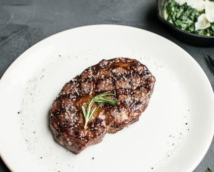 Рибай стейк с припущеным сливочным шпинатом