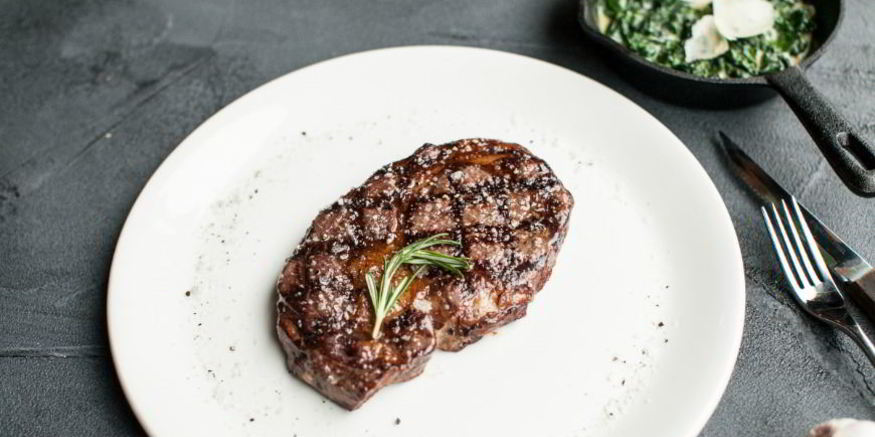 Рецепт рибая стейк с припущеным сливочным шпинатом