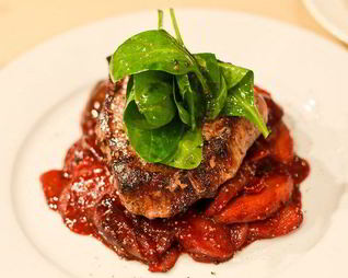 Стейк c инжиром и яблокам в винном соусе