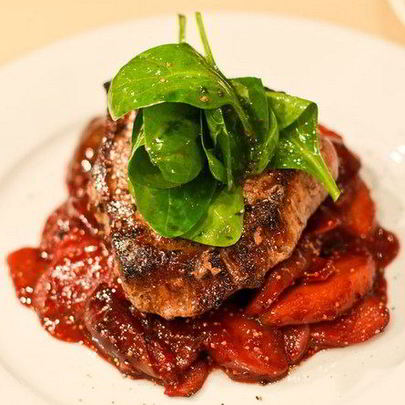 Стейк c инжиром и яблокам в винном соусе