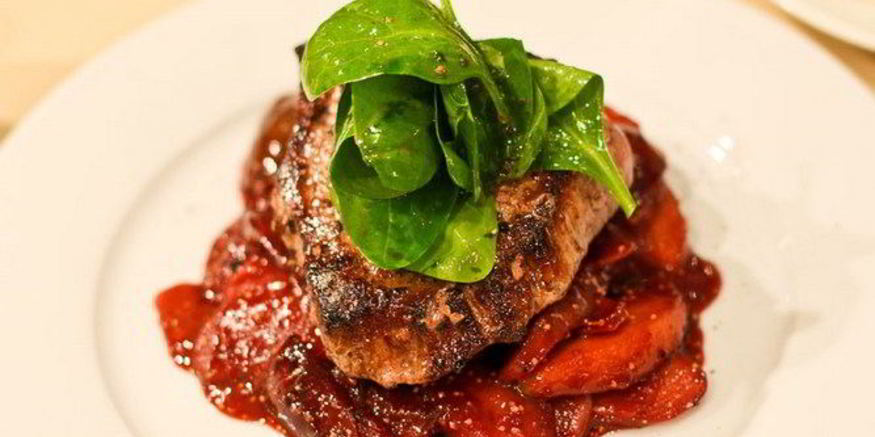 Рецепт стейка с инжиром и яблокам в винном соусе