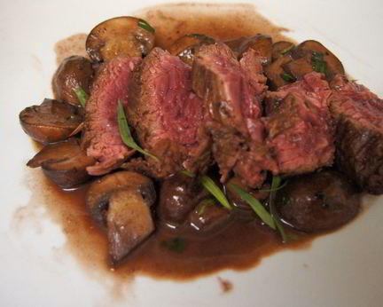 Стейк из говядины с грибным соусом