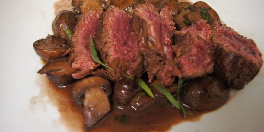 Рецепт стейка из говядины с грибным соусом