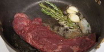 стейк из говядины с грибным соусом