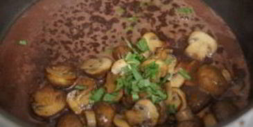 стейк из говядины с грибным соусом