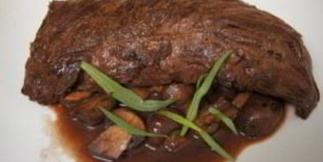 стейк из говядины с грибным соусом