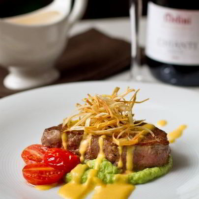 Стейк из говядины с тыквенным соусом и пюре из брокколи