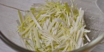 стейк из говядины с тыквенным соусом и пюре из брокколи