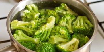 стейк из говядины с тыквенным соусом и пюре из брокколи