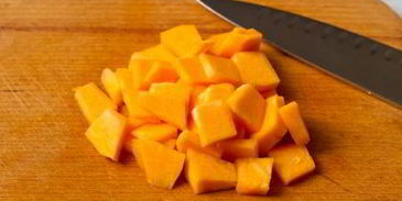 стейк из говядины с тыквенным соусом и пюре из брокколи