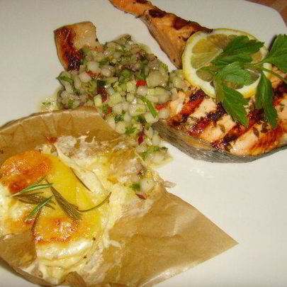 Стейк из лосося с грушевой сальсой и картофельным гратеном