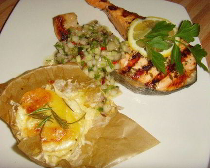 Стейк из лосося с грушевой сальсой и картофельным гратеном