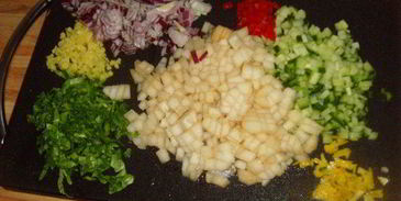 стейк из лосося с грушевой сальсой и картофельным гратеном