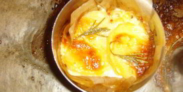 стейк из лосося с грушевой сальсой и картофельным гратеном