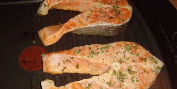 стейк из лосося с грушевой сальсой и картофельным гратеном