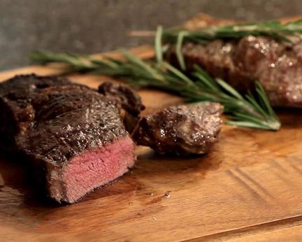 Стейк из мраморной говядины жареный на сковороде гриль