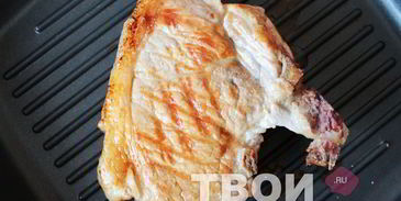 стейк из свинины на сковороде