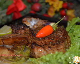 Стейк из свинины с цикорием