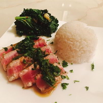 Стейк из тунца с масляным соусом васаби