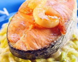 Стейк лосося с креветками на подушке из лука-порея