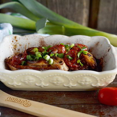 Стейк лосося, запеченный с помидорами черри