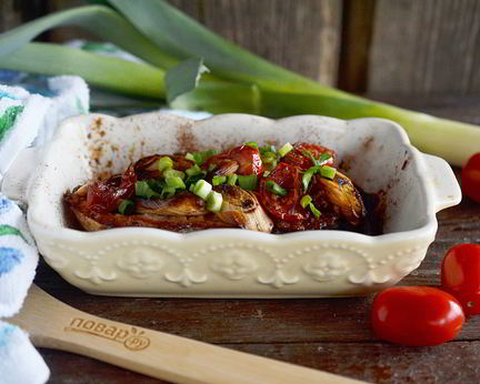 Стейк лосося, запеченный с помидорами черри