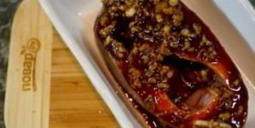 стейк лосося, запеченный с помидорами черри