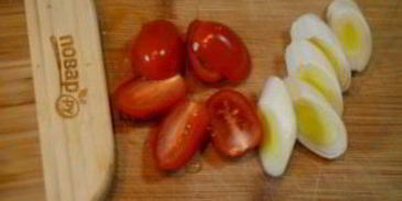 стейк лосося, запеченный с помидорами черри