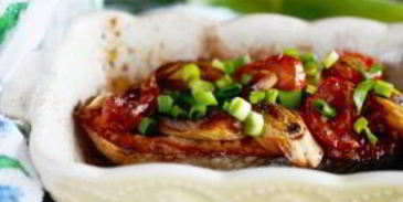 стейк лосося, запеченный с помидорами черри