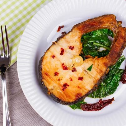 Стейк масляной рыбы на сковороде