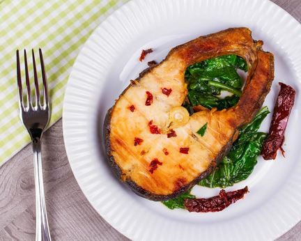 Стейк масляной рыбы на сковороде