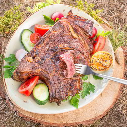 Стейк на косточке на углях