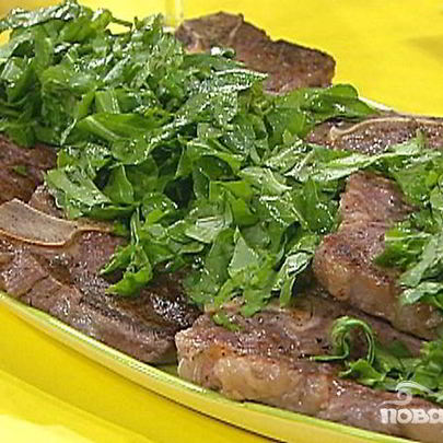 Стейк на ребре с сыром, оливками и травами