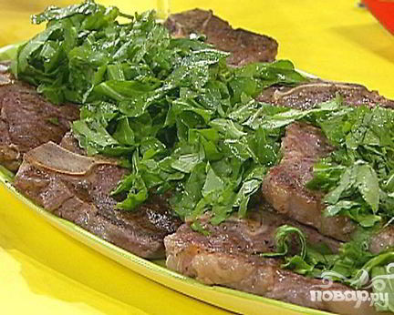 Стейк на ребре с сыром, оливками и травами