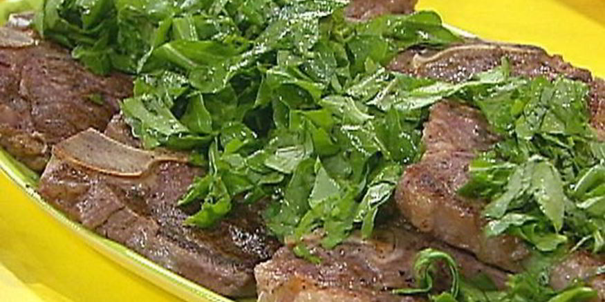 Рецепт стейка на ребре с сыром, оливками и травами